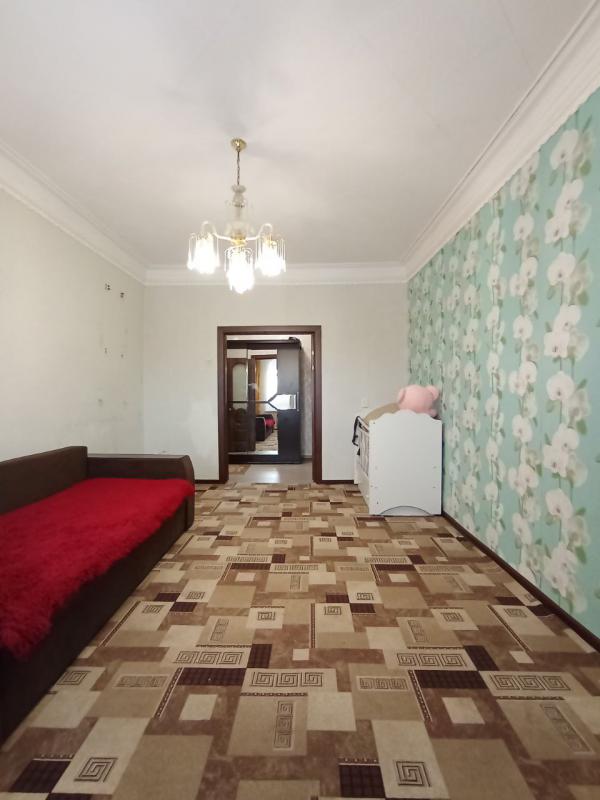 В продаже большая 2-комнатная квартира старого типа по адресу:  г. - Новотроицк