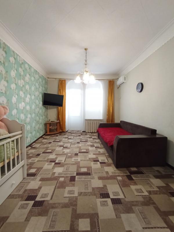 В продаже большая 2-комнатная квартира старого типа по адресу:  г. - Новотроицк