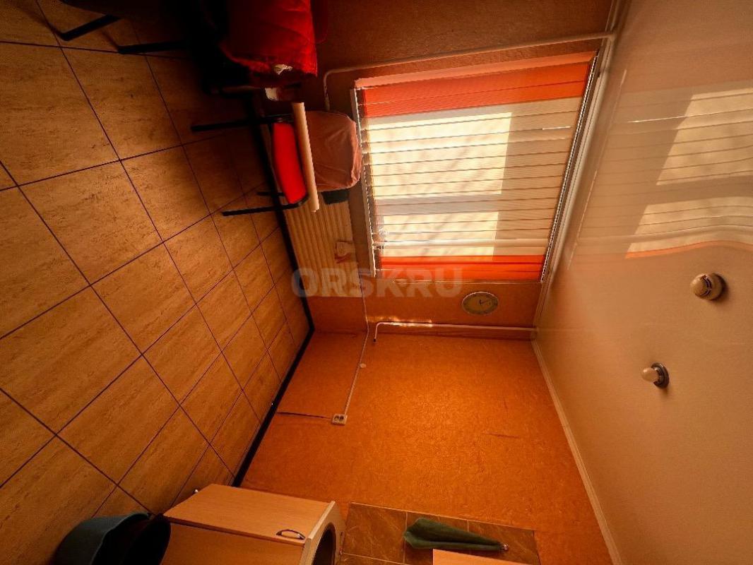 Сдам в аренду помещение на 1-вом этаже в 9ти этажном доме, отдельный вход, светлое, большая проходим - Орск