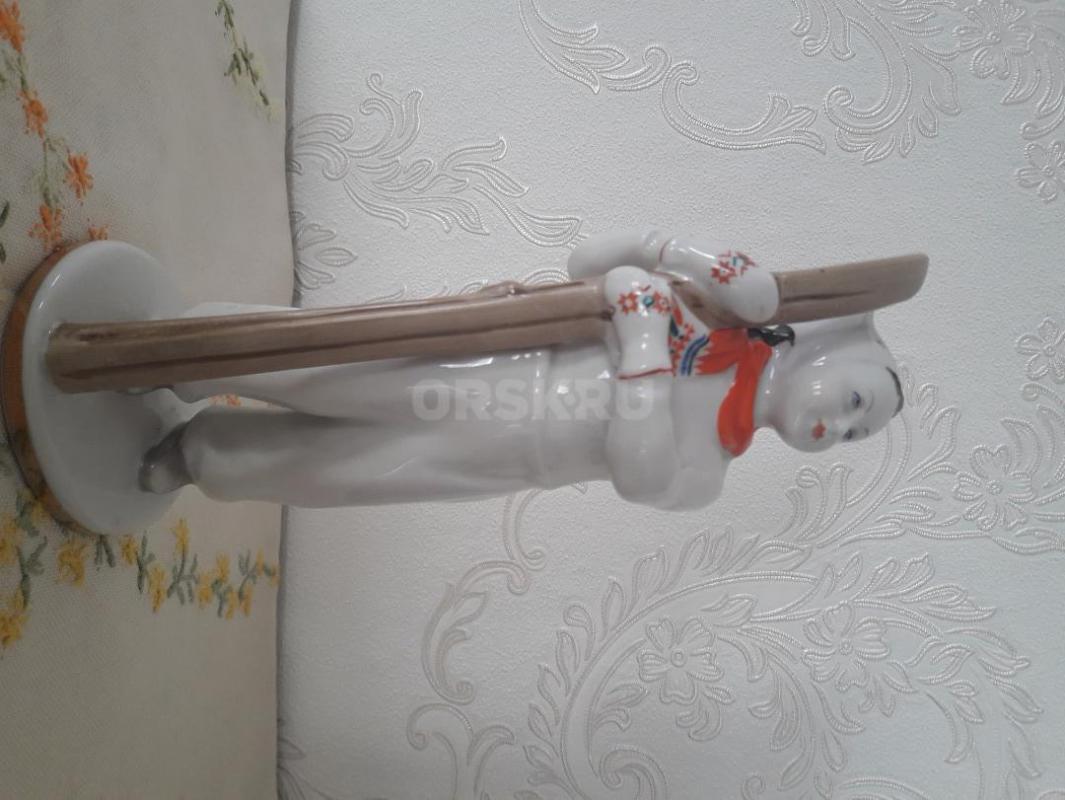 Продам:
-винтажный  заварочный чайник с узором на подносе латунь-никель-2200;
-статуэтка лыжница; - Орск