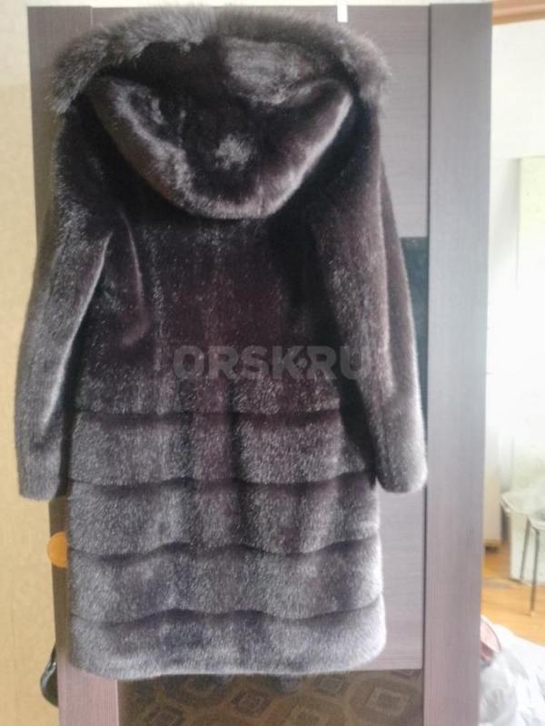 Продам шубу с капюшоном искусственную очень теплая одевала 2 раза стала маленькая, темно коричневая - Орск