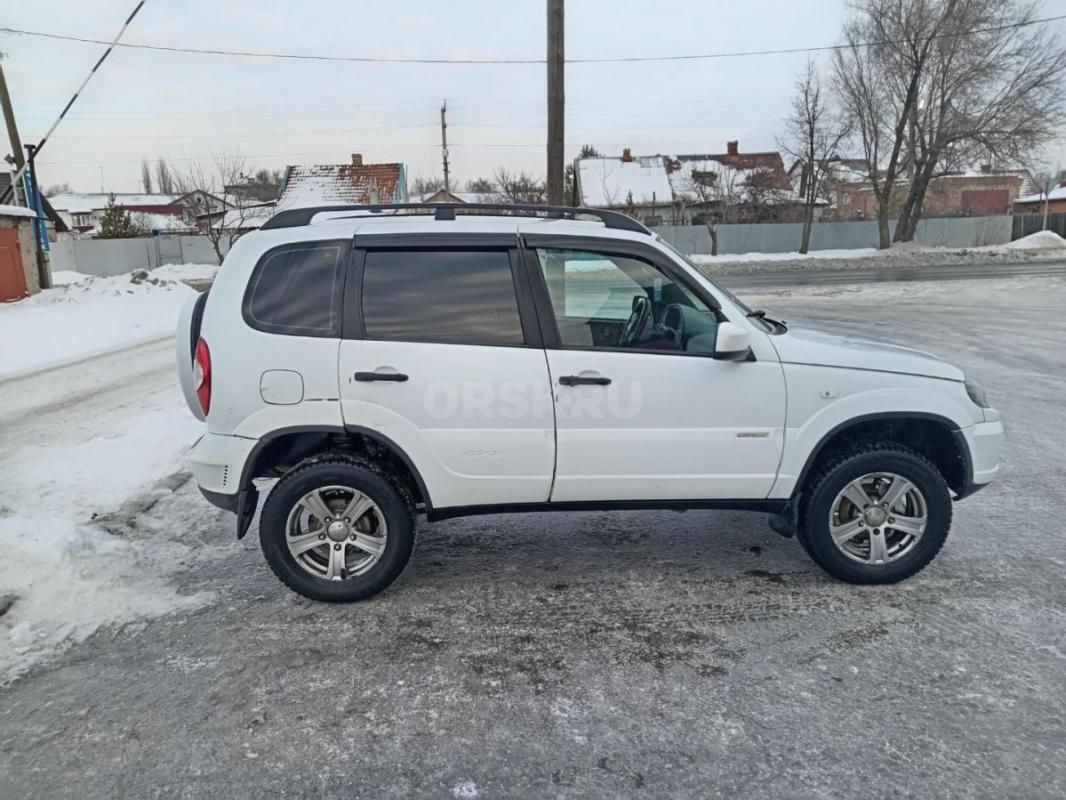 Шевроле нива в хорошем состояние есть рыжики но не гнилая нужен небольшой ремонт ходовки. - Орск