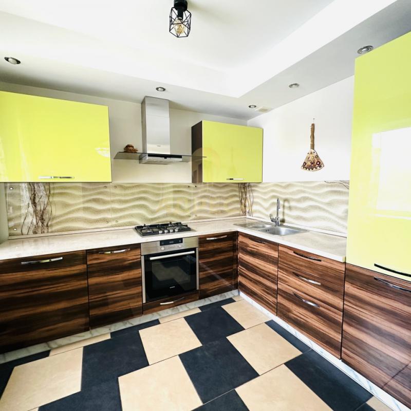 Продается 3-комнатная квартира с дизайнерским ремонтом. - Оренбург