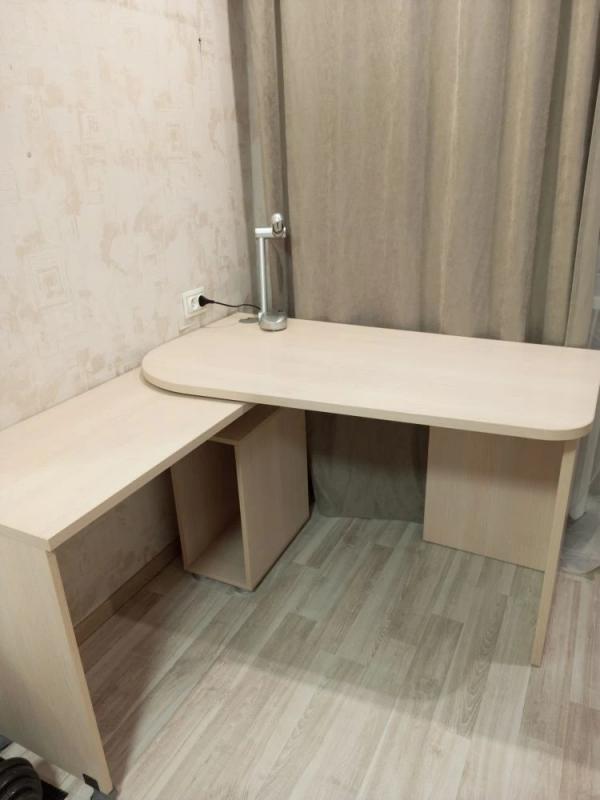 Продается письменный стол б/у в хорошем состоянии. размер 67 на 120, высота 74. - Новотроицк