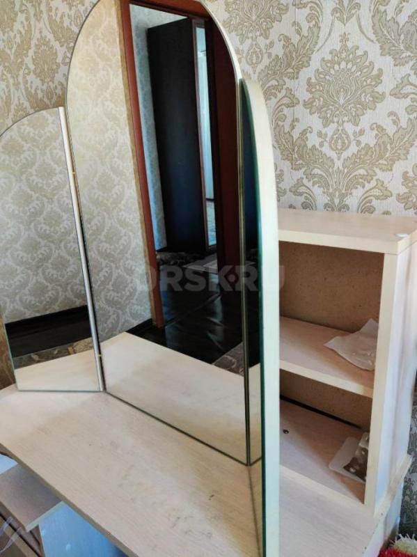 Продам туалетный столик в хорошем состоянии Размер 105.155.43 с зеркалом - Орск