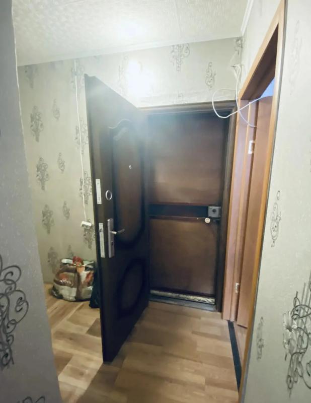 Продается 1-комнатная квартира на первом этаже пятиэтажного панельного дома по адресу: пр. - Новотроицк