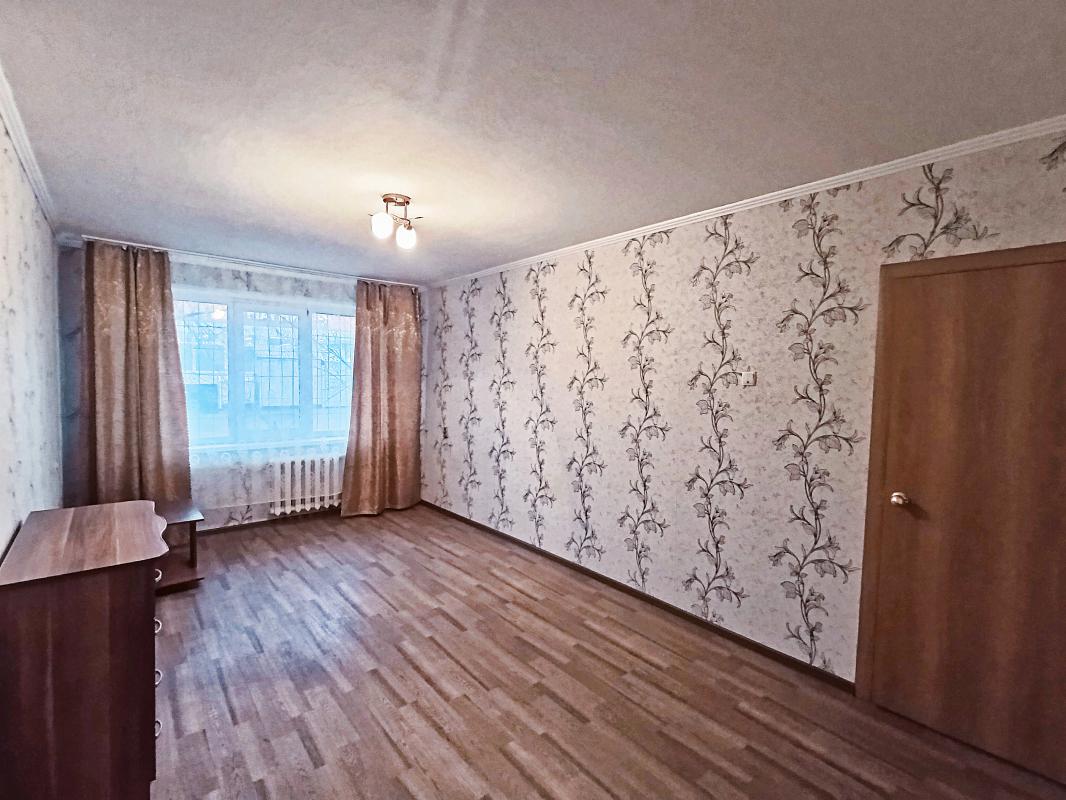 Продается 1-комнатная квартира на первом этаже пятиэтажного панельного дома по адресу: пр. - Новотроицк