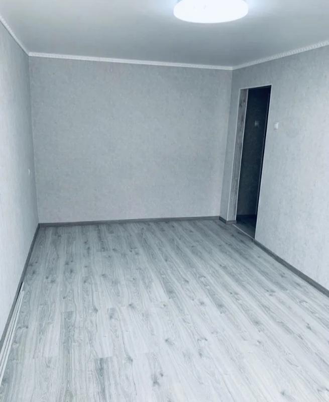 Продается 1-комнатная квартира в теплом кирпичном пятиэтажном доме  недалеко от остановок Гагарина и - Новотроицк