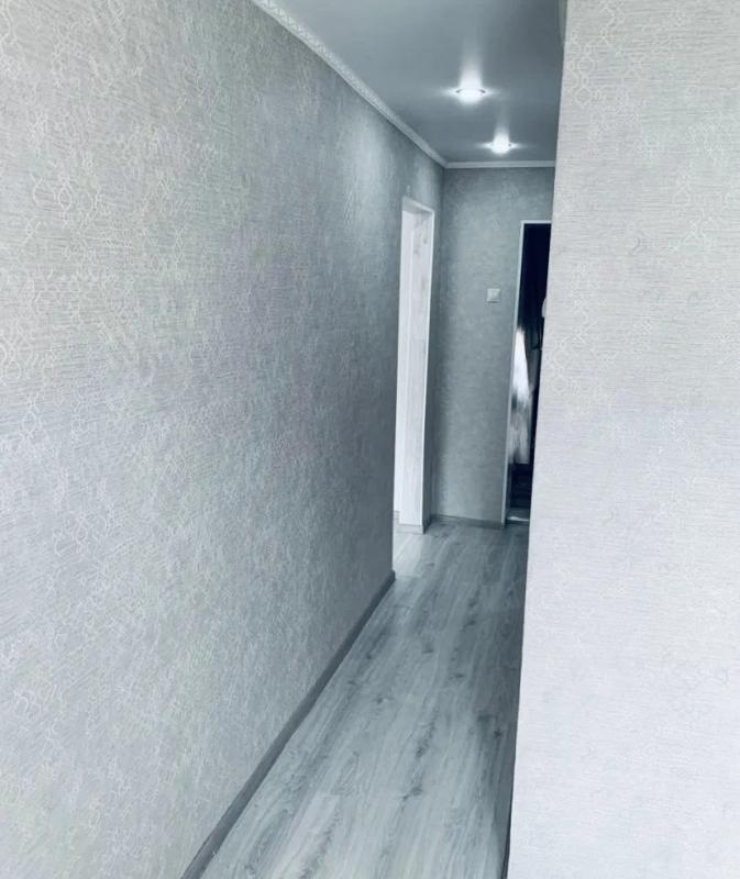 Продается 1-комнатная квартира в теплом кирпичном пятиэтажном доме  недалеко от остановок Гагарина и - Новотроицк