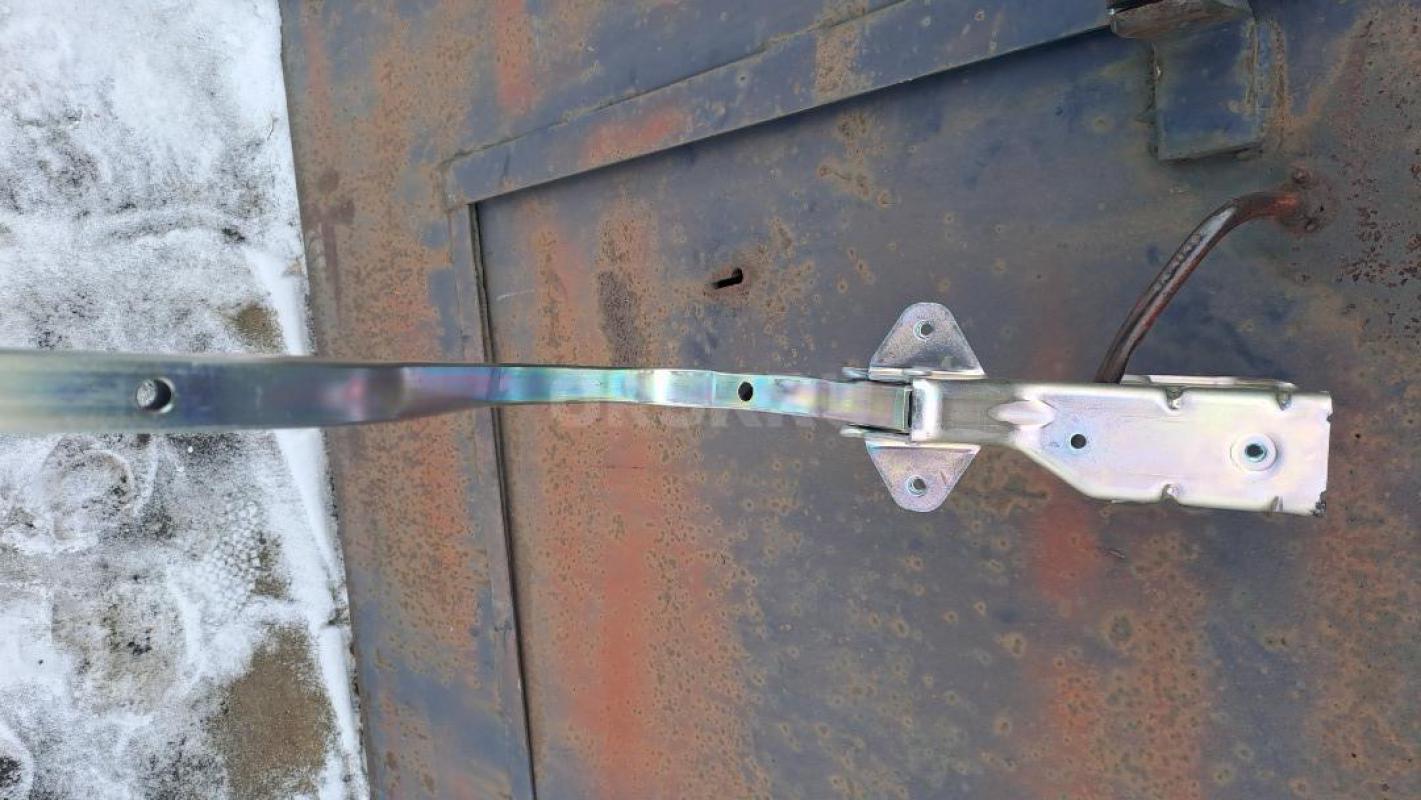 На Гранту-седан корыто багажника, задние лонжероны левый и правый, Петля левая крышки багажника. - Орск