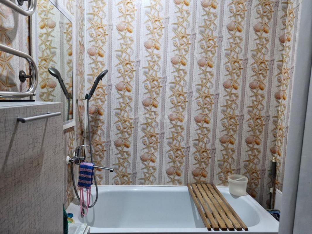 Продам 1 комнатную квартиру, состояние хорошее, высокие потолки (3.5 м). - Орск