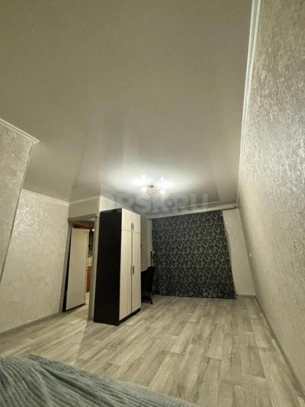 Сдам 1 комнатную квартиру с ремонтом, с застеклённым балконом всё необходимое есть , район вокзала о - Орск