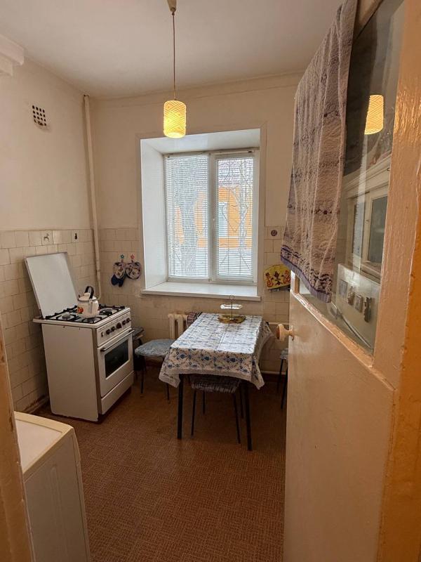 Продается 3-комнатная квартира общей площадью 53,3 м2. 1-й этаж в 2-этажном доме, большой балкон, по - Новотроицк