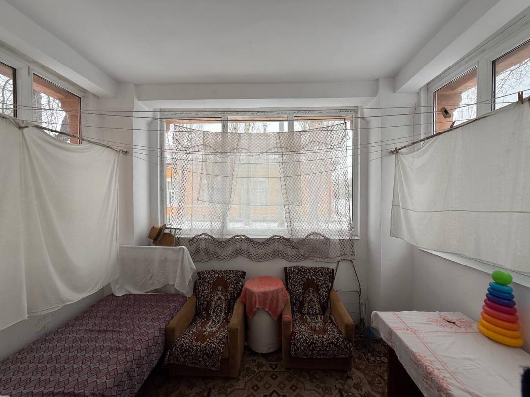 Продается 3-комнатная квартира общей площадью 53,3 м2. 1-й этаж в 2-этажном доме, большой балкон, по - Новотроицк