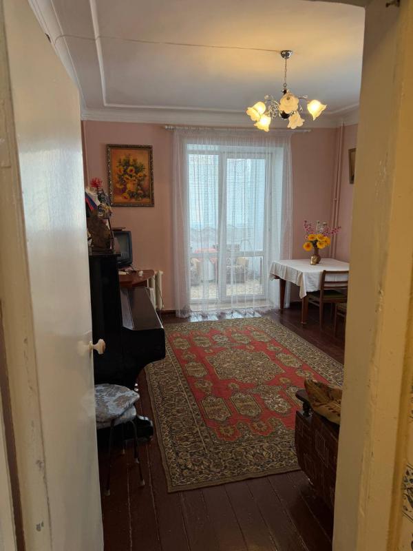 Продается 3-комнатная квартира общей площадью 53,3 м2. 1-й этаж в 2-этажном доме, большой балкон, по - Новотроицк