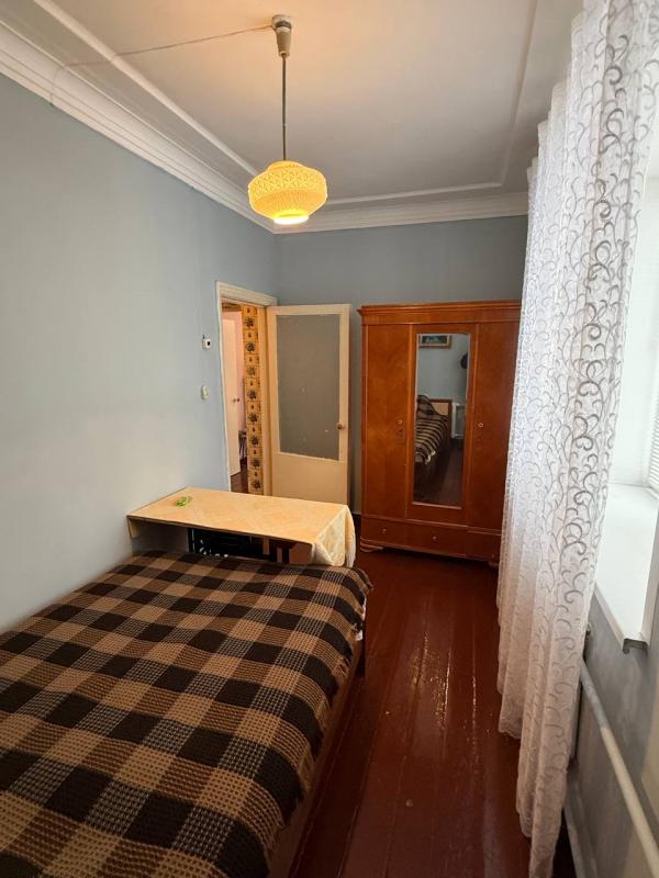 Продается 3-комнатная квартира общей площадью 53,3 м2. 1-й этаж в 2-этажном доме, большой балкон, по - Новотроицк