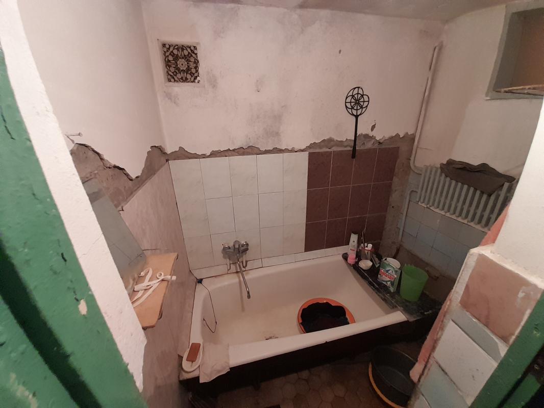 Продаются 4 комнаты в 6 комнатной квартире. - Новотроицк