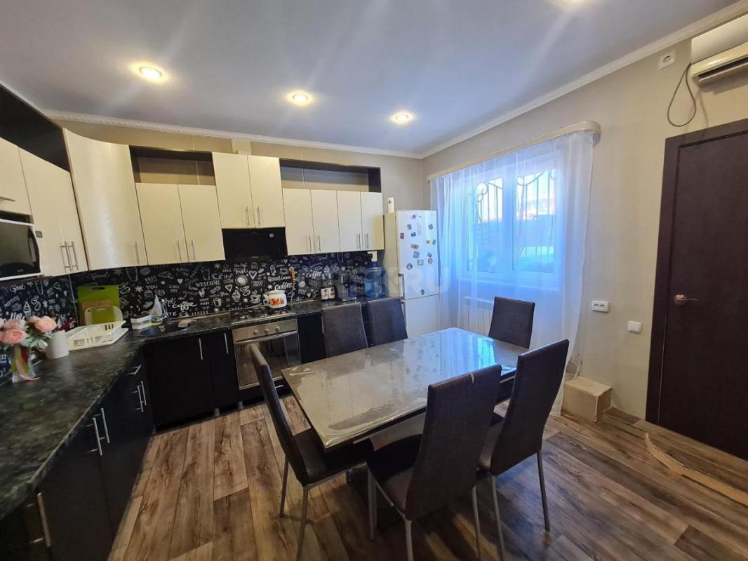 Продам просторный 2-х этажный жилой дом в прекрасном экологически чистом районе города по адресу: ул - Орск