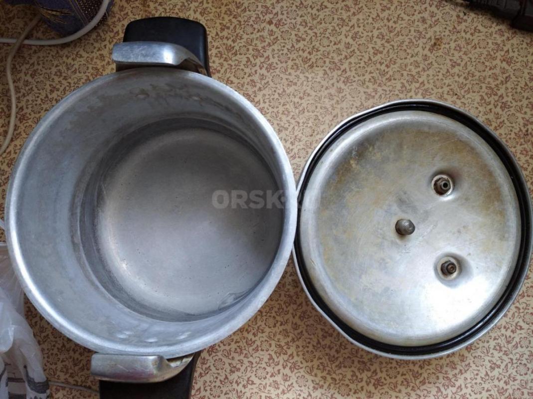 Скороварка кастрюля (6 литров)за 1800 руб.., 2 чайных сервиза ( на 3 и 5 персон) по 1000 руб. - Орск