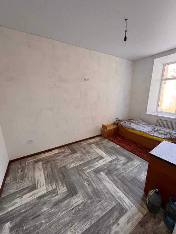 Продам просторную квартиру в сталинском доме на 3 этаже, площадью 86 м2 по адресу: г. - Новотроицк