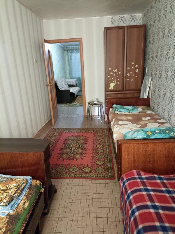 Продам двух комнатную квартиру на первом этаже пятиэтажного дома, косметический ремонт, вся инфрастр - Новотроицк