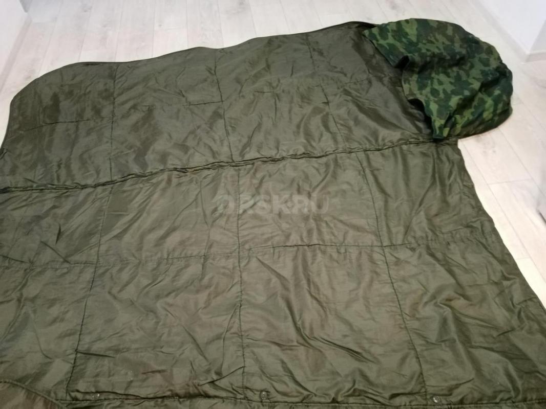 Спальный мешок  б/у,  комуфляжный, полностью расстегиваясь становится одеялом - Орск