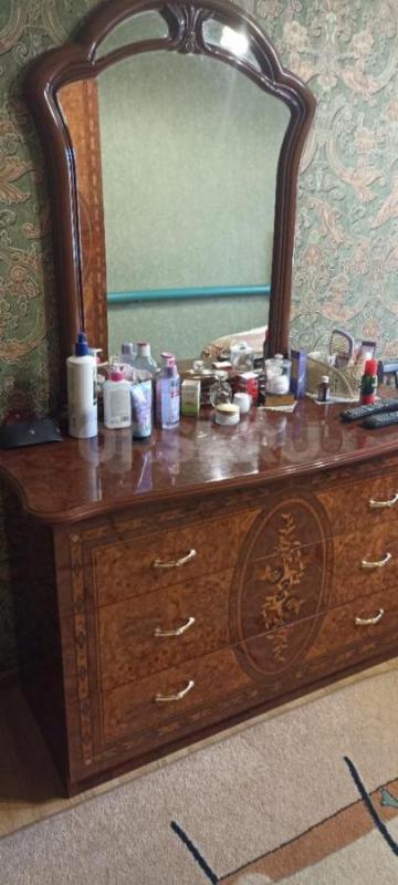 Продам импортный спальный гарнитур: шкаф, кровать, 2 тумбочки и комод с зеркалом. - Орск