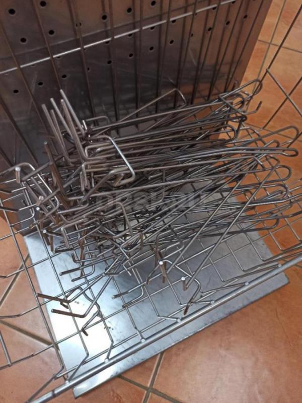 Cтенд для торговли двухсторонний,перфорированный,хорошее состояние,высота 182 см,ширина-43 см,2 корз - Орск