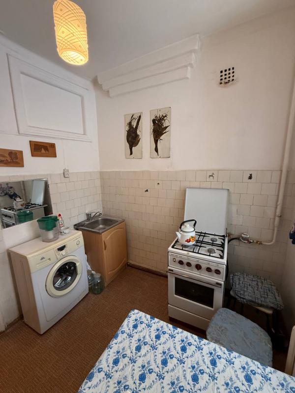 Продается уютная трехкомнатная квартира с изолированными комнатами с высокими потолками. - Новотроицк