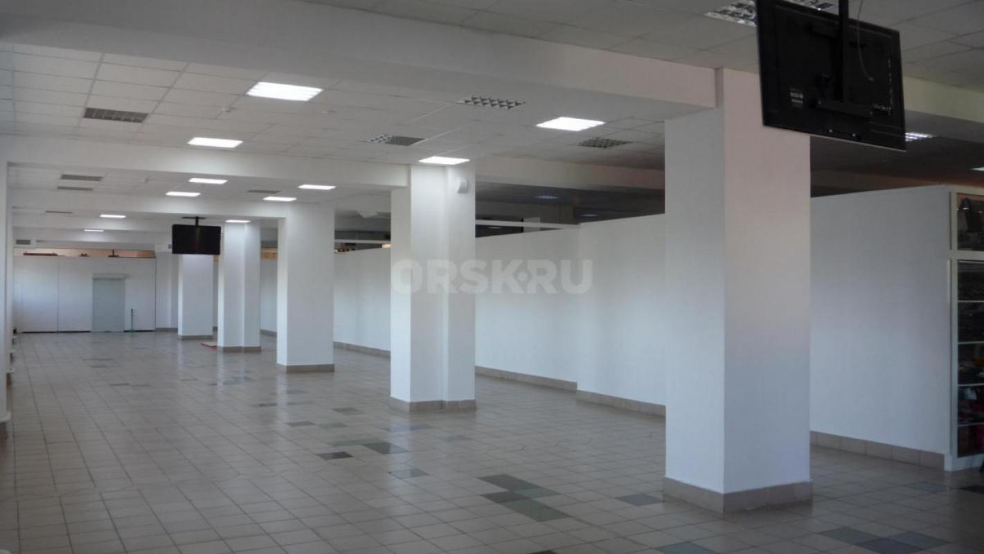 Сдается помещение в деловом центре г Медногорска - ТЦ Скала. 1 линия, удобная зона разгрузки погрузк - Медногорск