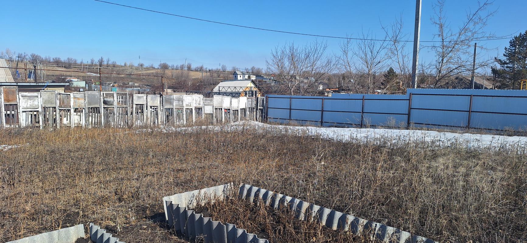 Дом, шпальный обложенный керпечем, в доме гараж, погреб, удобств нет, скважина баня, большой сарай, - Новотроицк