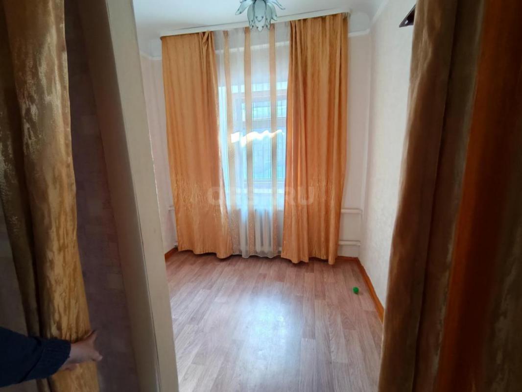 В самом сердце города, в зеленом его уголке и одновременно в пяти минутах ходьбы от оживленного прос - Орск