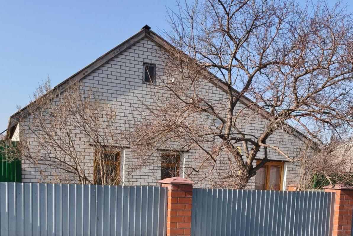 В самом сердце города, в зеленом его уголке и одновременно в пяти минутах ходьбы от оживленного прос - Орск