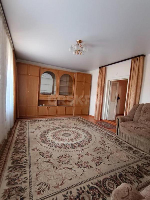 В самом сердце города, в зеленом его уголке и одновременно в пяти минутах ходьбы от оживленного прос - Орск