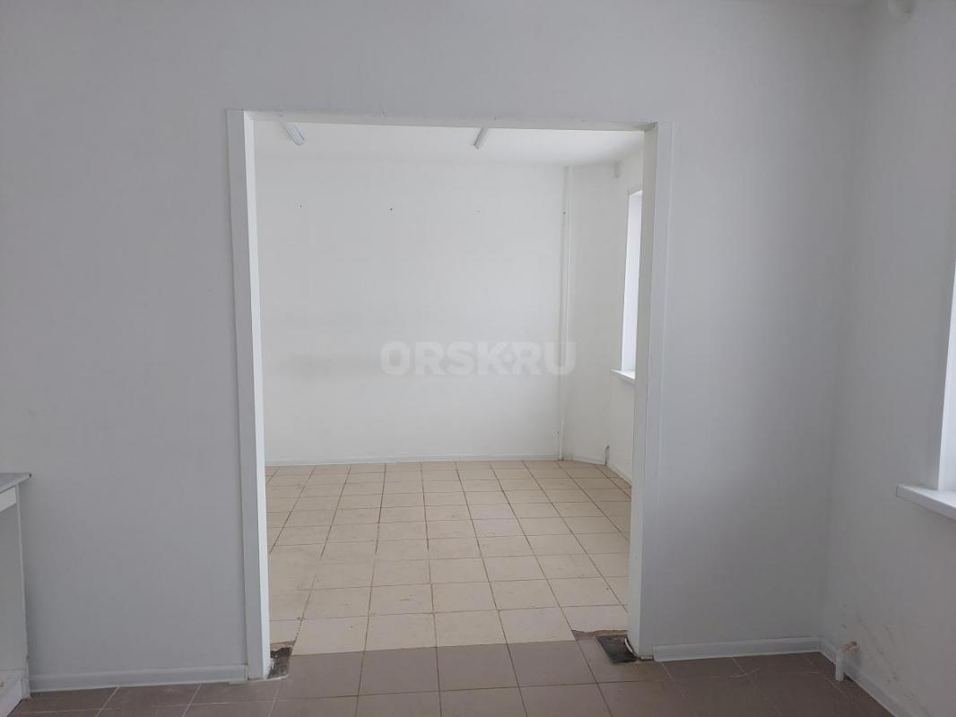 Продам нежилое торговое помещение 107 кв. - Орск