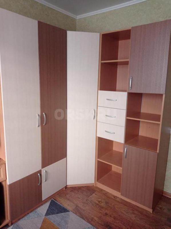 Продам детскую мебель шкафы, стол (есть царапины) , полка, всё в хорошем состоянии. - Орск