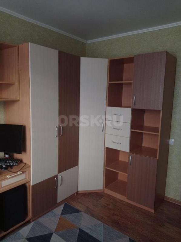 Продам детскую мебель шкафы, стол (есть царапины) , полка, всё в хорошем состоянии. - Орск