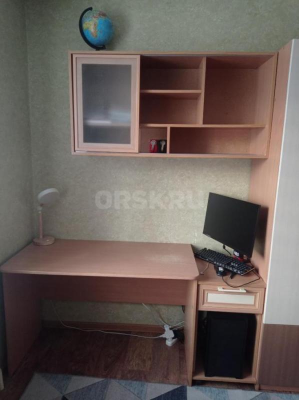 Продам детскую мебель шкафы, стол (есть царапины) , полка, всё в хорошем состоянии. - Орск