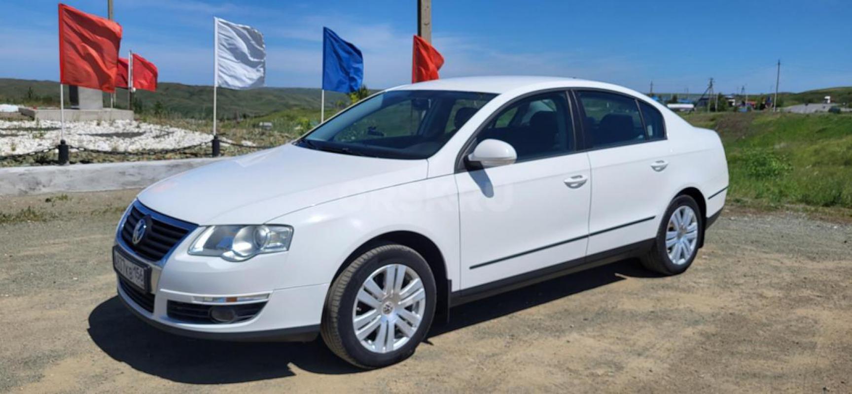 Продается автомобиль Volkswagen Passat B6 2008 года в хорошей комплектации белого цвета с двигателем - Оренбург