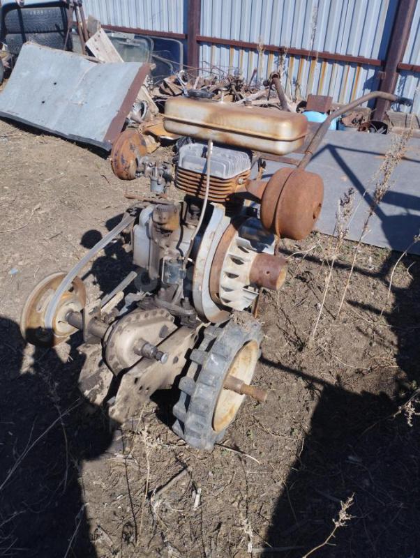 Продам мотоблок Урал на запчасти или востановление, фрез нету, не знаю что с ним подарили, цена 13 т - Орск