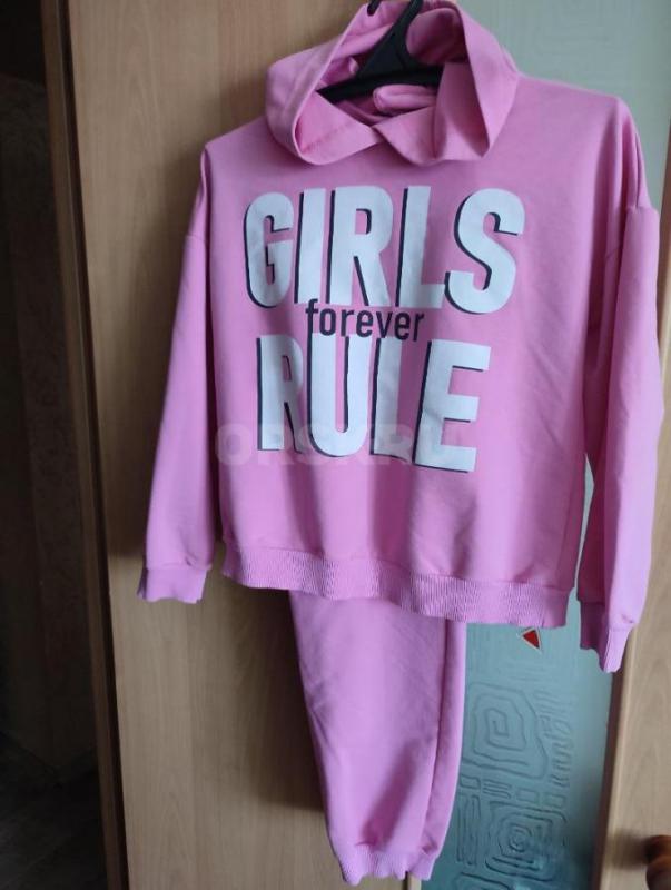 Спортивные костюмы в отличном состоянии,размеры 44-46(черный с серыми лампасами-500руб.),есть похожи - Орск