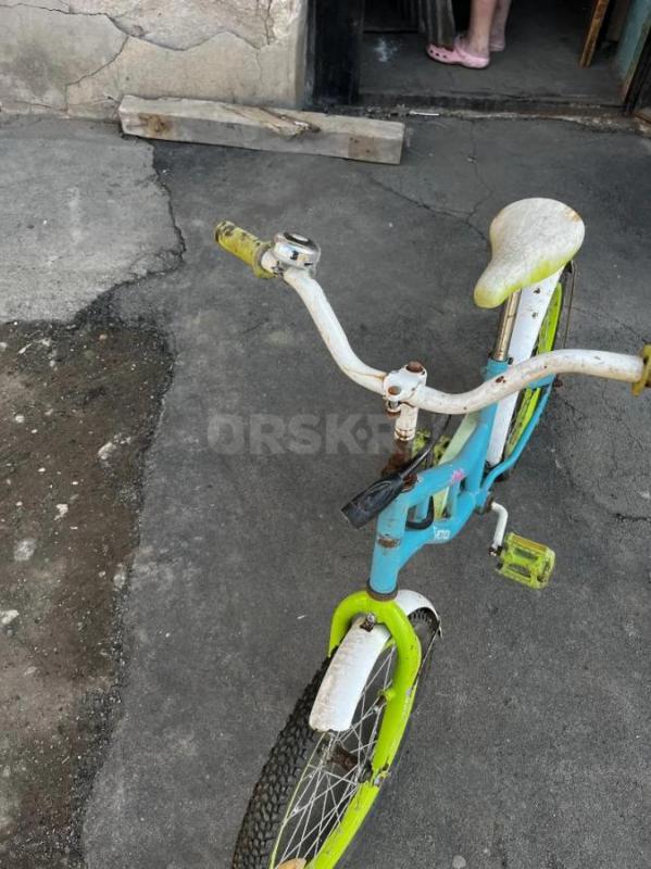 Продам велосипед детский на возраст 6-10 лет, шины новые, на фото велик немного пыльный)) - Орск
