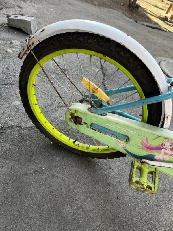 Продам велосипед детский на возраст 6-10 лет, шины новые, на фото велик немного пыльный)) - Орск