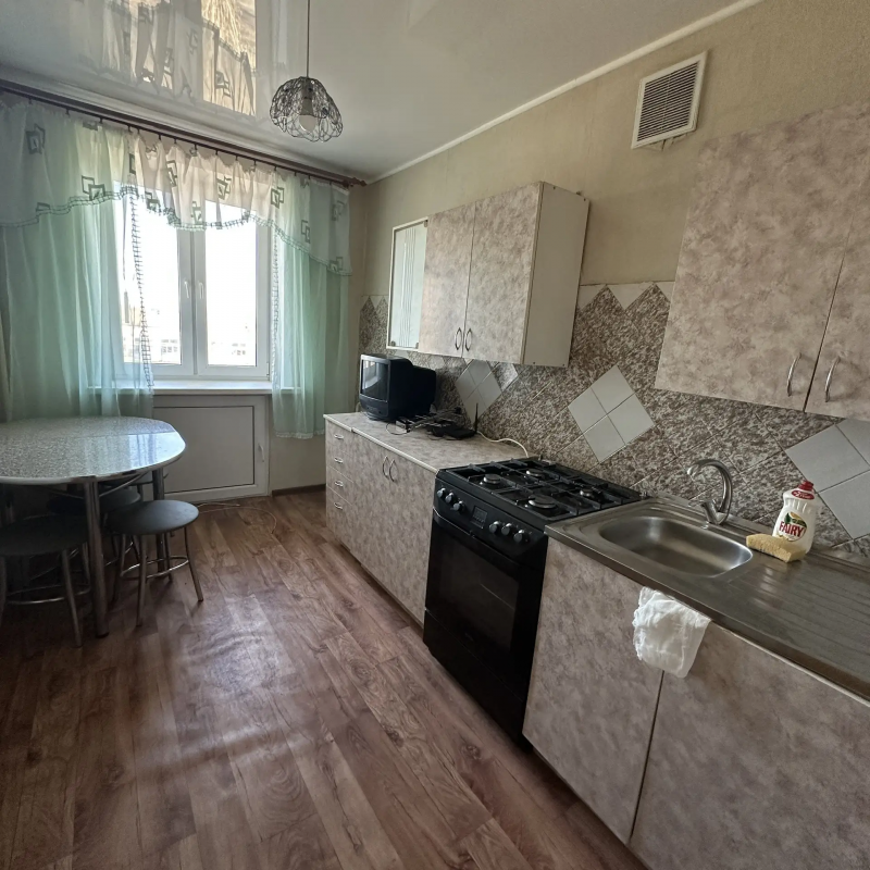 Продам двухкомнатную квартиру улучшенной планировки в кирпичном доме по адресу: ул. - Гай