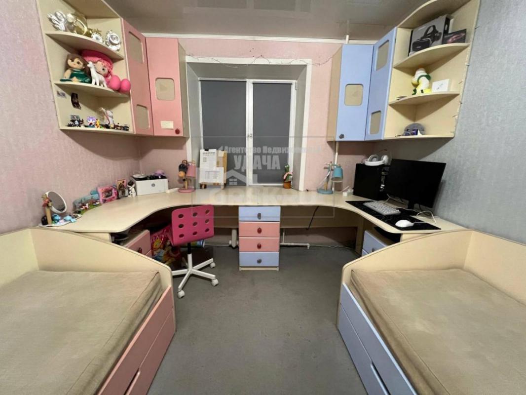 В продаже просторная 3-комнатная квартира улучшенной планировки на втором этаже, пятиэтажного панель - Орск