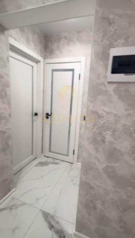 В продаже евро 3-ка, кухня-гостиная 21  кв м, 2 спальни,  раздельный с/у,  из мебели - кухня в 3 уро - Оренбург