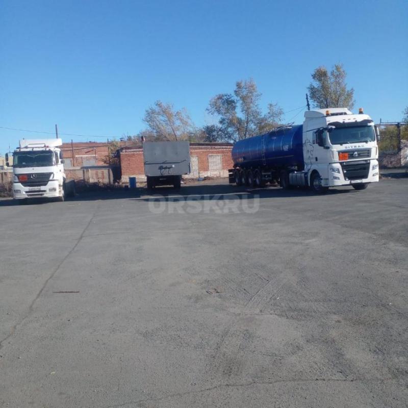 Сдаётся в аренду открытая площадка на первой линии автодороги. - Орск