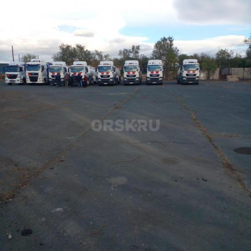 Сдаётся в аренду открытая площадка на первой линии автодороги. - Орск