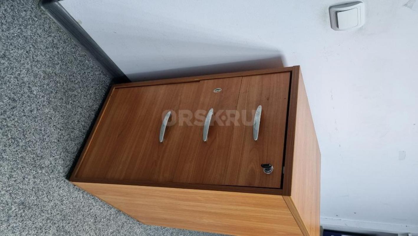 Стол письменный/компьютерный 55 х 126 см -5 000 руб.
шкаф из дерева -10 тыс
тумбочка рыжая -2 700 - Орск