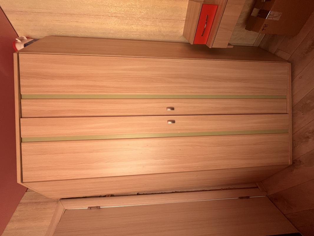 ПРОДАМ угловой шкаф добротный, высокий, очень глубокий, вмещает много вещей. - Новотроицк